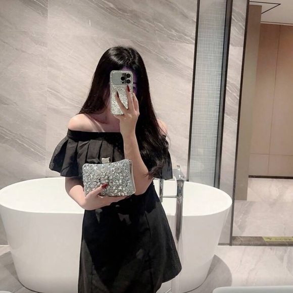 Elegant Silver Rhinestone Clutch Bag
